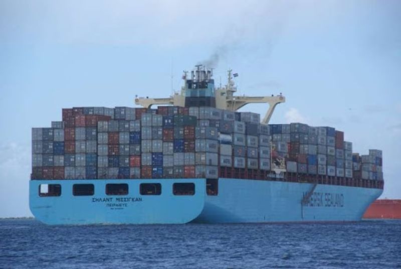 Sealand’s Vessel carrying the containers
